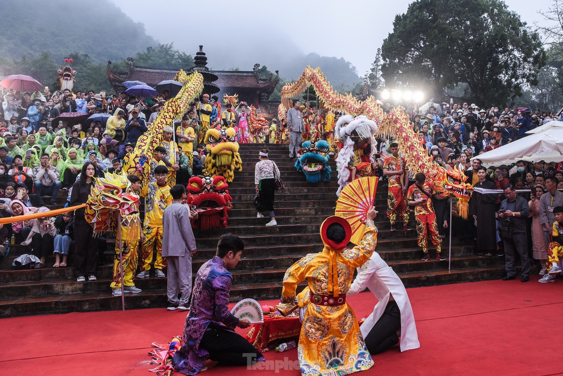 Hàng nghìn du khách đội mưa khai hội chùa Hương- Ảnh 7.