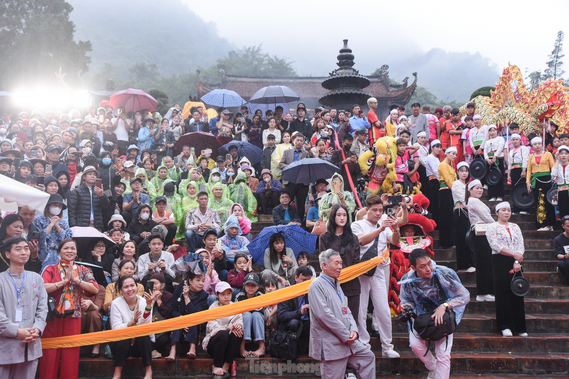Hàng nghìn du khách đội mưa khai hội chùa Hương- Ảnh 3.