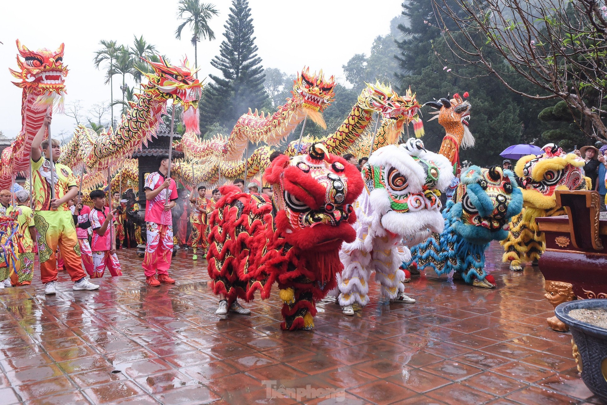 Hàng nghìn du khách đội mưa khai hội chùa Hương- Ảnh 2.