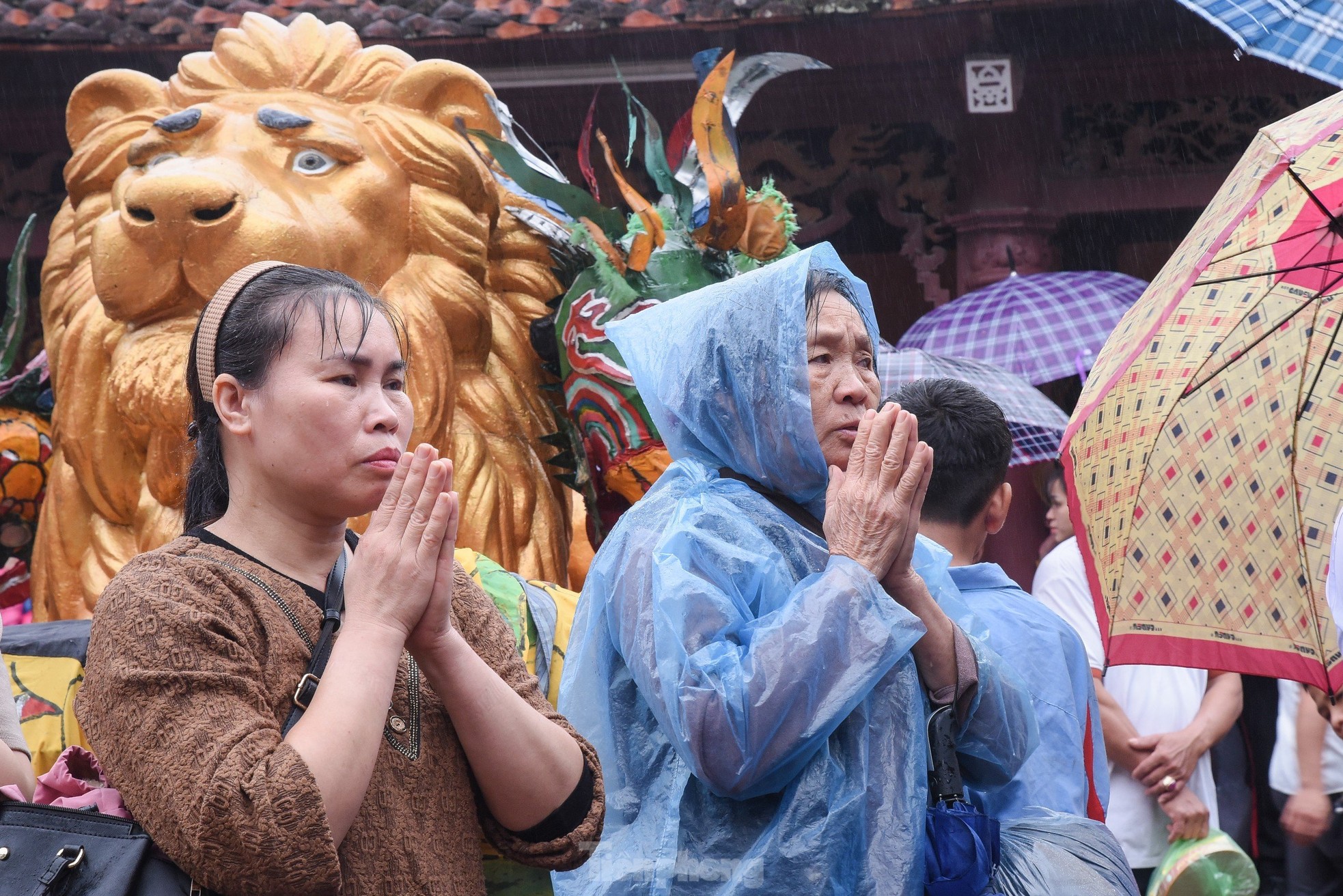 Hàng nghìn du khách đội mưa khai hội chùa Hương- Ảnh 6.