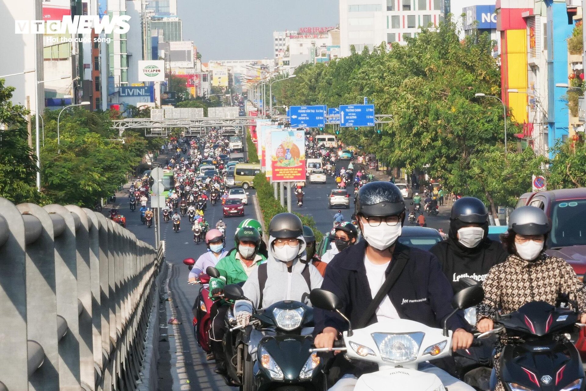 Đường phố TP.HCM thông thoáng trong ngày làm việc đầu năm- Ảnh 16.