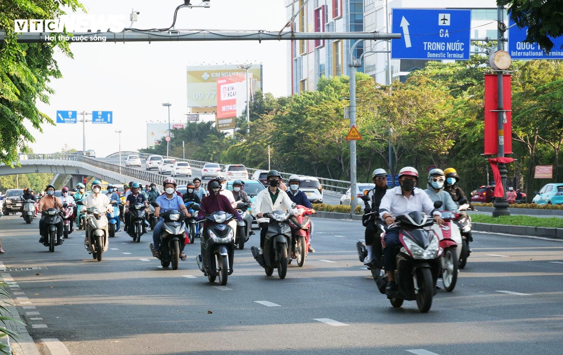 Đường phố TP.HCM thông thoáng trong ngày làm việc đầu năm- Ảnh 17.