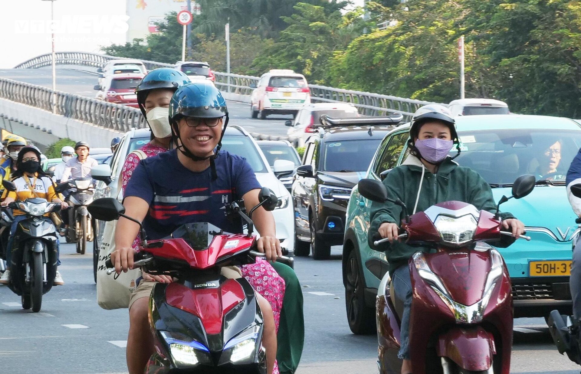 Đường phố TP.HCM thông thoáng trong ngày làm việc đầu năm- Ảnh 18.