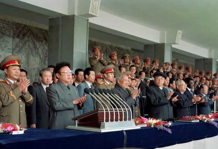 Ảnh hiếm của lãnh đạo Kim Jong-il với quân đội Triều Tiên- Ảnh 1.