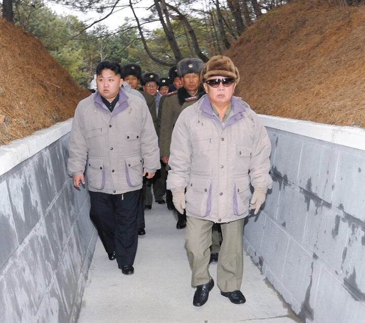 Ảnh hiếm của lãnh đạo Kim Jong-il với quân đội Triều Tiên- Ảnh 3.