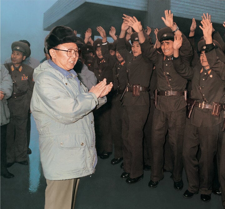 Ảnh hiếm của lãnh đạo Kim Jong-il với quân đội Triều Tiên- Ảnh 8.