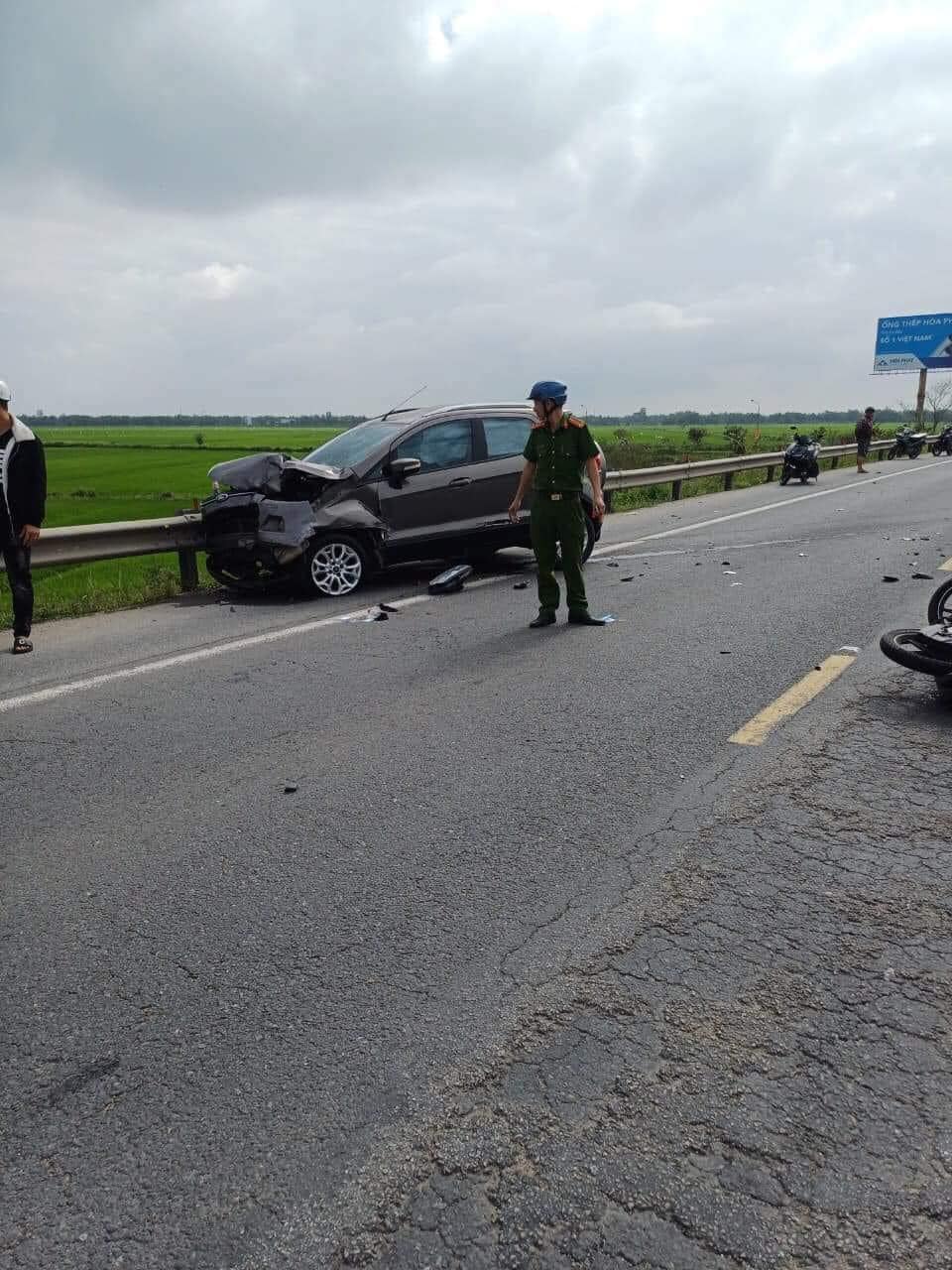 Tai nạn nghiêm trọng ở Quảng Nam, ô tô tông văng 3 người đi xe máy- Ảnh 1.