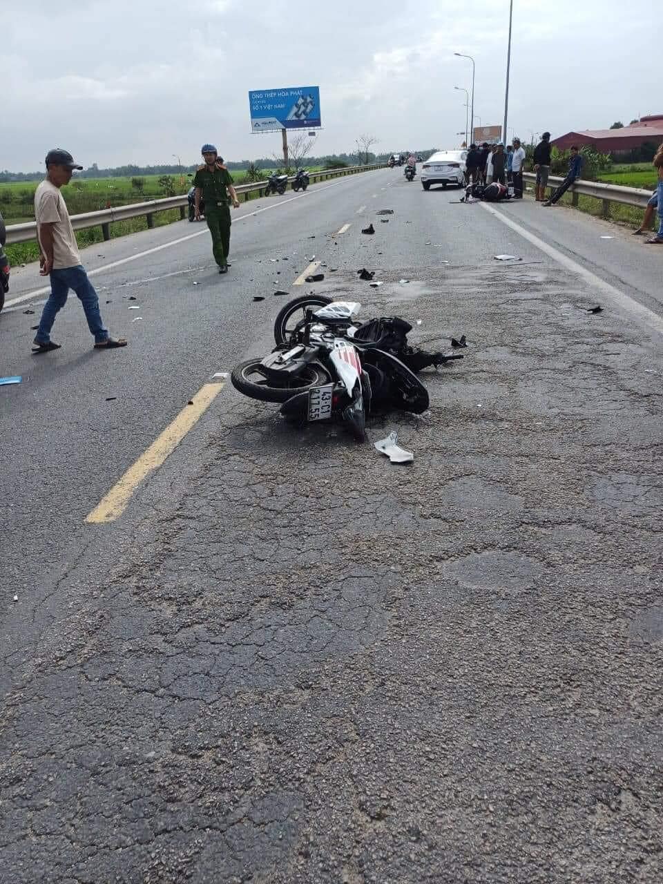 Tai nạn nghiêm trọng ở Quảng Nam, ô tô tông văng 3 người đi xe máy- Ảnh 2.