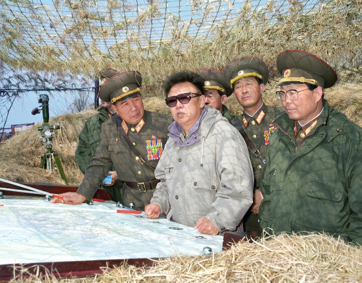 Ảnh hiếm của lãnh đạo Kim Jong-il với quân đội Triều Tiên- Ảnh 10.