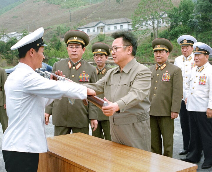 Ảnh hiếm của lãnh đạo Kim Jong-il với quân đội Triều Tiên- Ảnh 5.