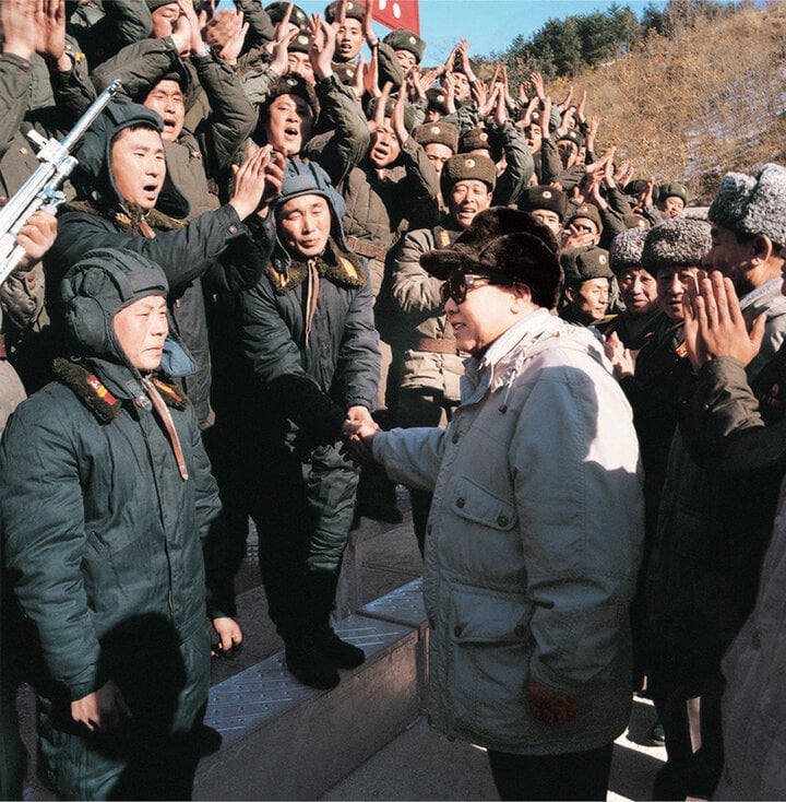 Ảnh hiếm của lãnh đạo Kim Jong-il với quân đội Triều Tiên- Ảnh 12.