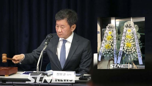 CĐV Hàn Quốc gửi vòng hoa tang đến chủ tịch LĐBĐ Hàn Quốc- Ảnh 1.