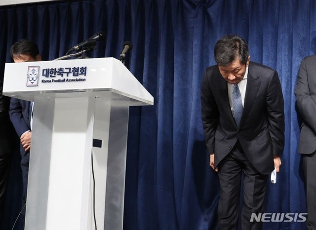 Chủ tịch LĐBĐ Hàn Quốc cúi đầu xin lỗi sau khi sa thải Klinsmann- Ảnh 1.