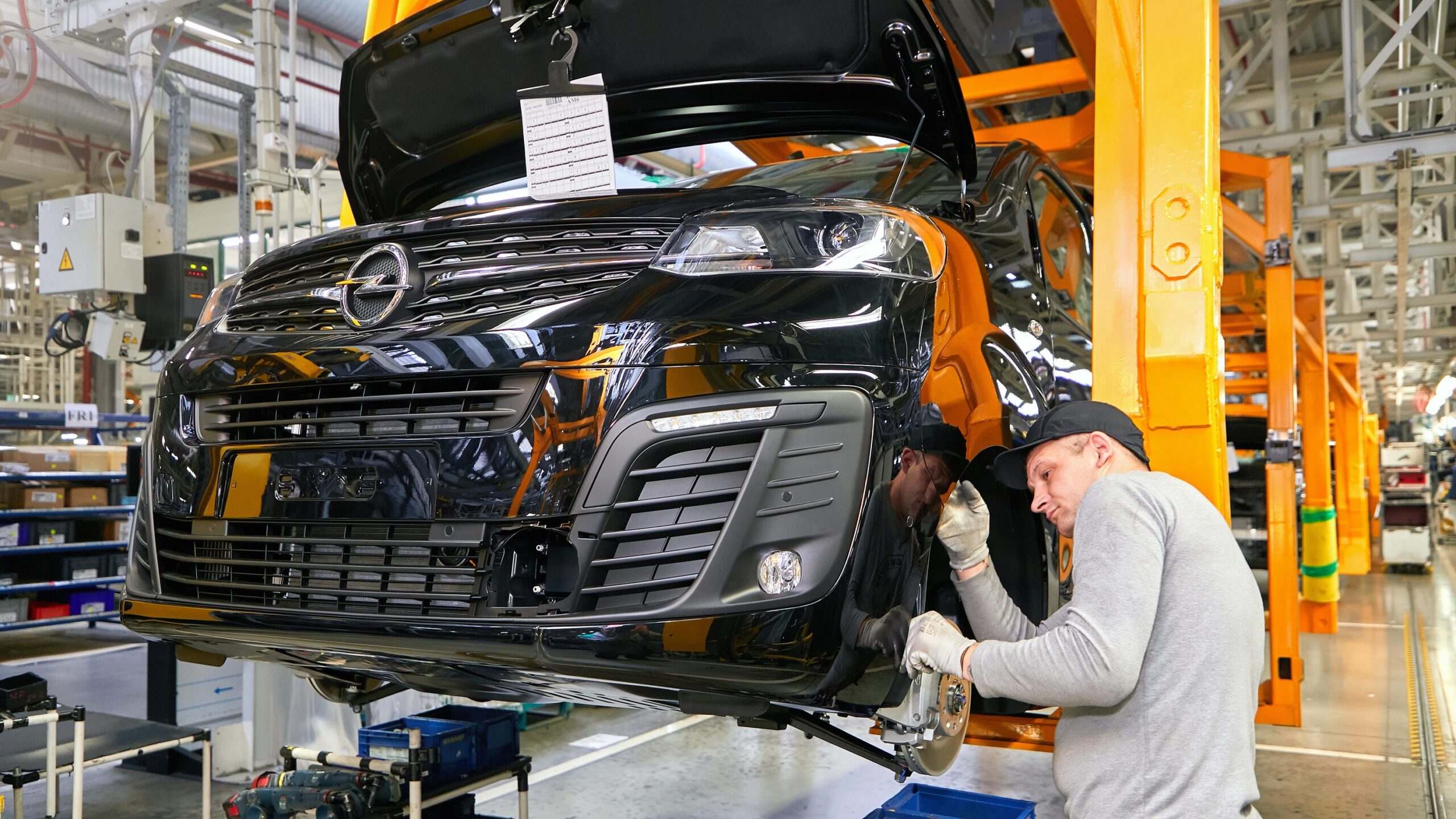 Nga tiếp tục bẻ gãy gọng kìm phương Tây: Nhà máy ô tô của châu Âu được 
