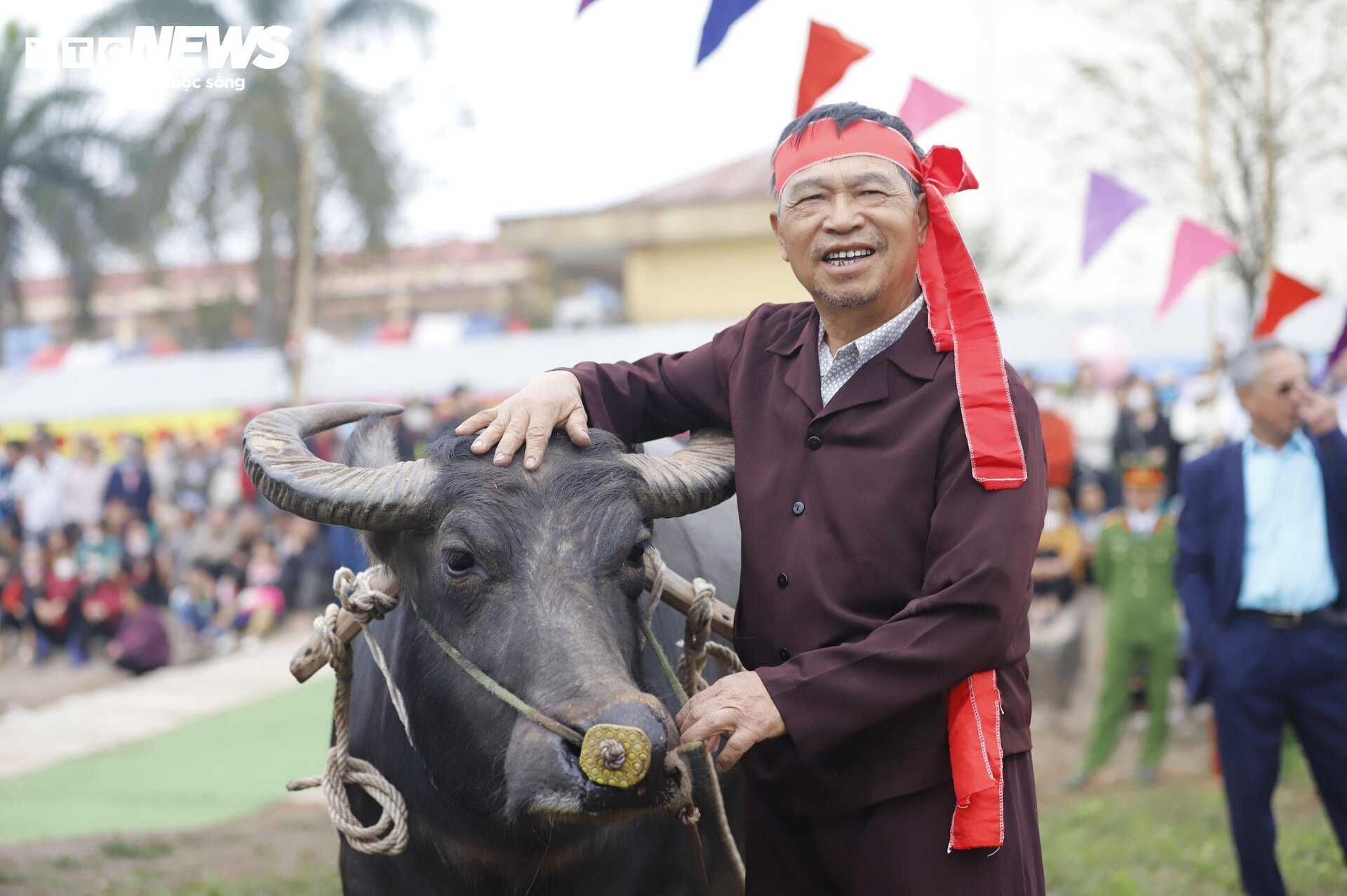 Lão nông đóng giả vua, mặc long bào đi cày trong lễ hội Tịch điền ở Hà Nam- Ảnh 9.