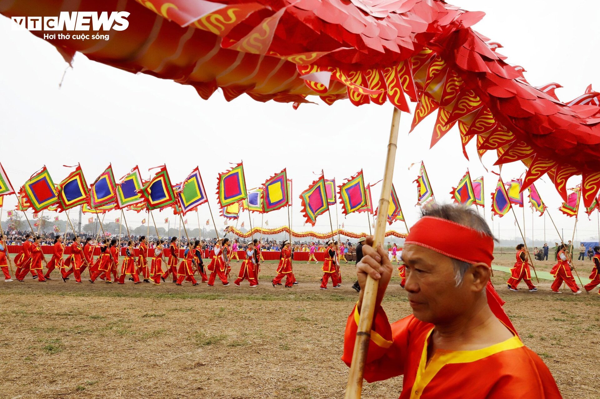 Lão nông đóng giả vua, mặc long bào đi cày trong lễ hội Tịch điền ở Hà Nam- Ảnh 5.