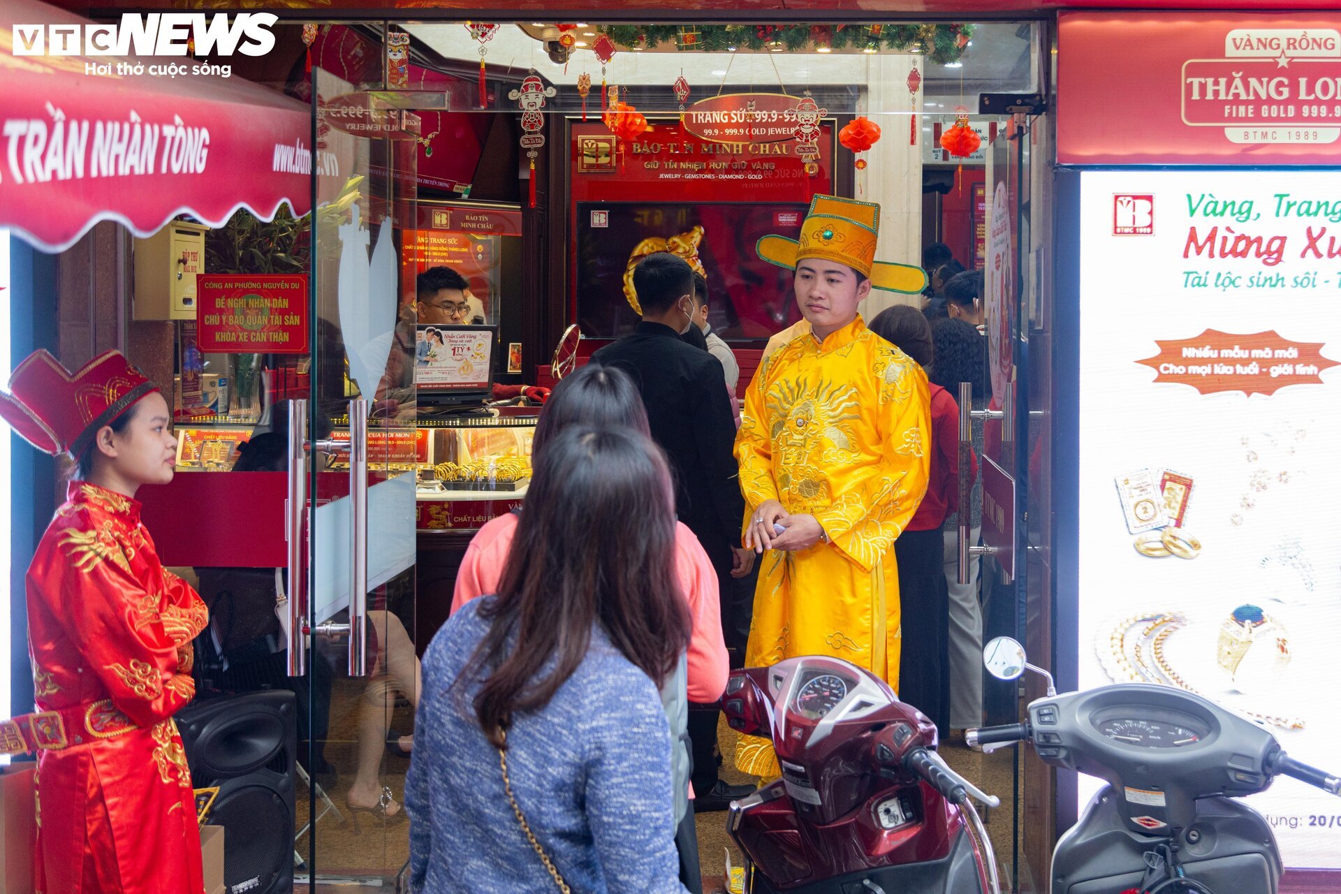 Cửa hàng vàng Hà Nội trang hoàng bắt mắt, chuẩn bị hốt bạc ngày vía Thần Tài- Ảnh 10.