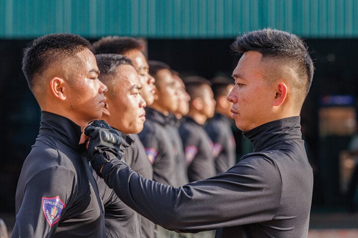 Một ngày trên thao trường khắc nghiệt của lực lượng chống khủng bố- Ảnh 1.