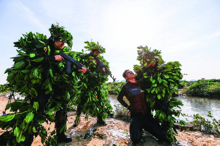 Một ngày trên thao trường khắc nghiệt của lực lượng chống khủng bố- Ảnh 14.