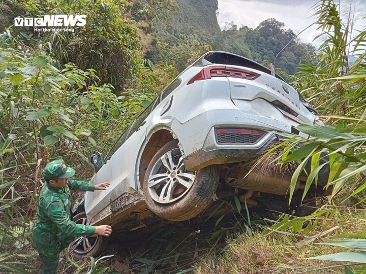 Ô tô con lao xuống vực sâu 20 mét ở huyện biên giới Quảng Trị- Ảnh 1.