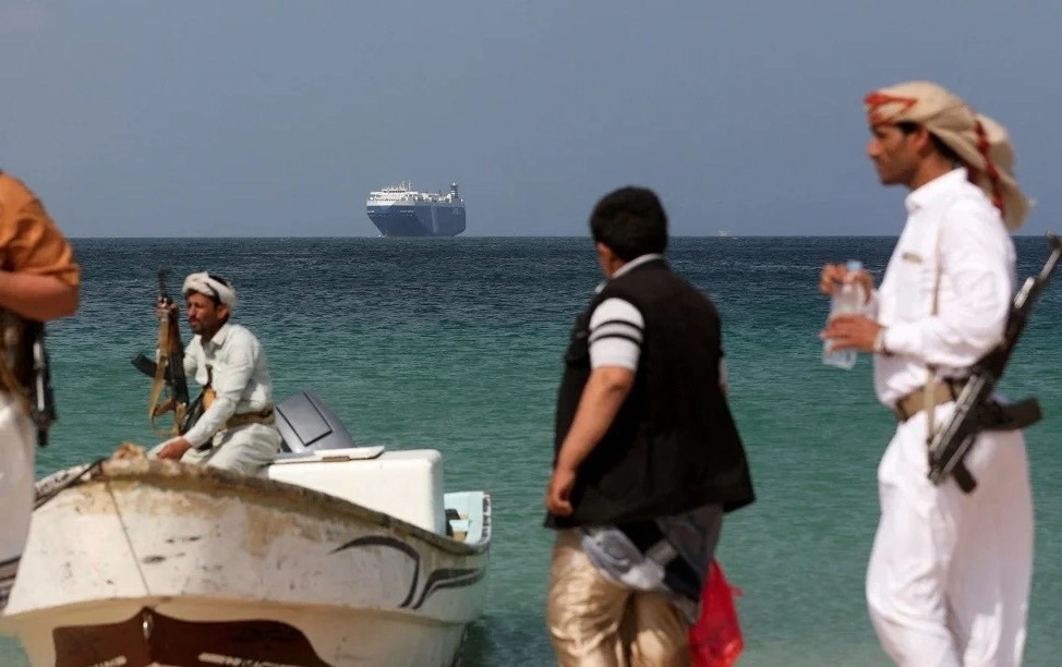 Houthi tập kích tàu Anh trên Biển Đỏ, Mỹ tấn công điện tử tàu tình báo của Iran- Ảnh 1.
