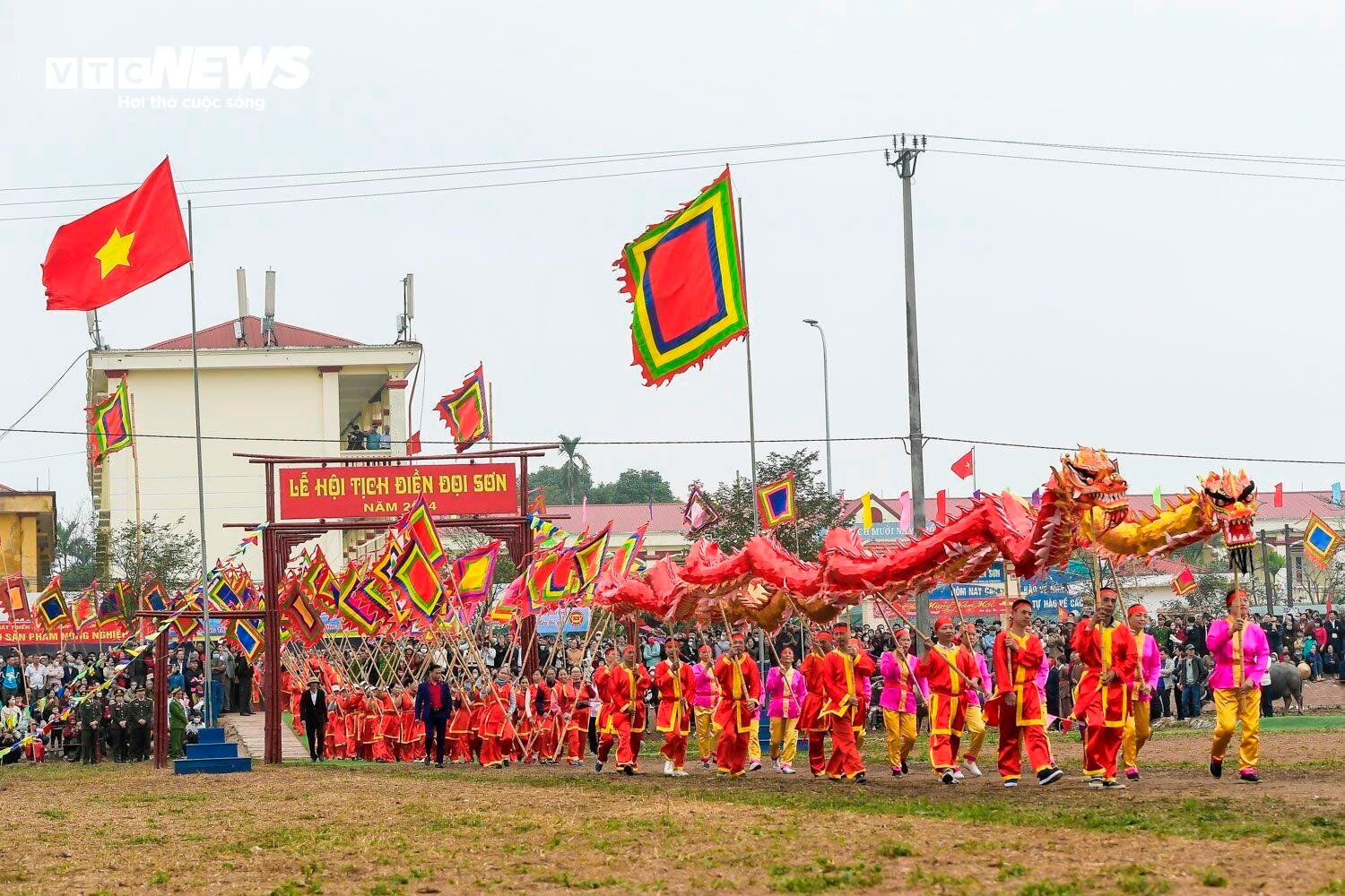 Lão nông đóng giả vua, mặc long bào đi cày trong lễ hội Tịch điền ở Hà Nam- Ảnh 1.