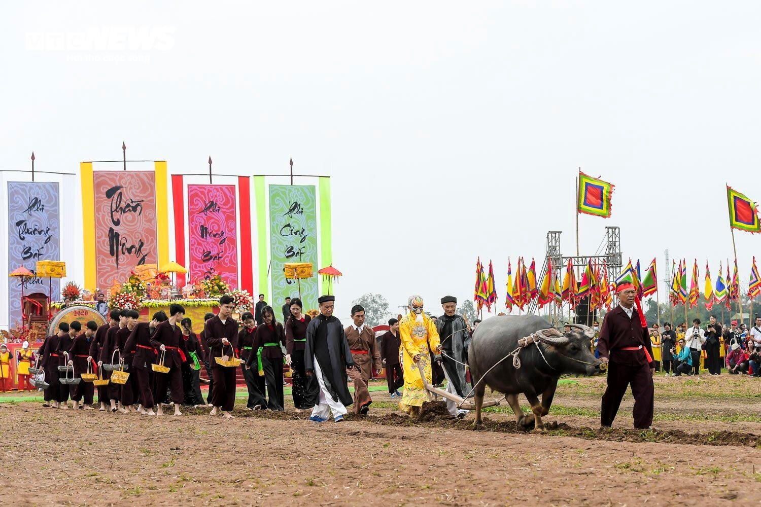 Lão nông đóng giả vua, mặc long bào đi cày trong lễ hội Tịch điền ở Hà Nam- Ảnh 11.