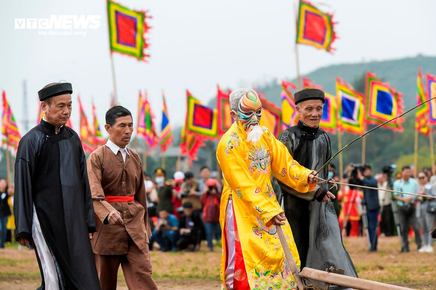 Lão nông đóng giả vua, mặc long bào đi cày trong lễ hội Tịch điền ở Hà Nam- Ảnh 13.