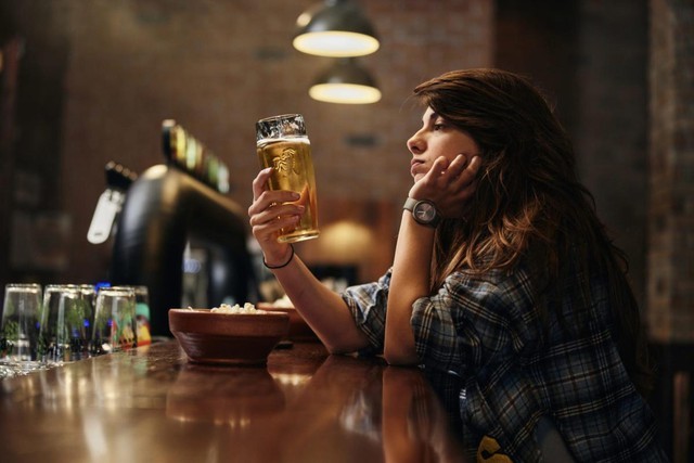 Thảm cảnh của các công ty bia rượu: Bị khách hàng tẩy chay, lạm phát tăng cao, ngay cả Heineken, Carlsberg cũng khóc ròng, dự báo một năm 2024 tồi tệ- Ảnh 1.