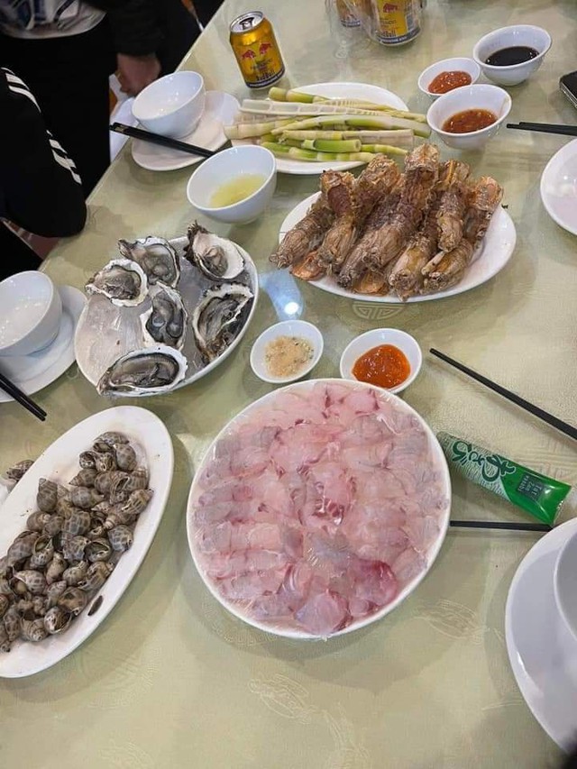 Vụ du khách ăn hải sản gần 12 triệu ở Quảng Ninh: Chính quyền đã có báo cáo xác minh- Ảnh 2.