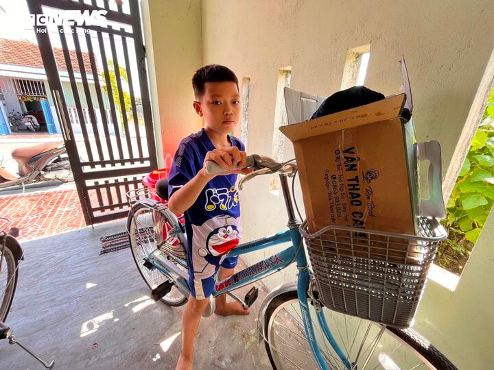 Cậu bé 10 tuổi ở Phú Yên đạp xe đi Bình Dương tìm mẹ: Khi nỗi nhớ thắng nỗi sợ- Ảnh 2.