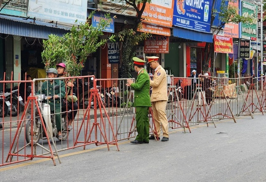 Bí thư Tỉnh ủy kiểm tra công tác tổ chức phiên chợ có một không hai trong cả nước- Ảnh 4.