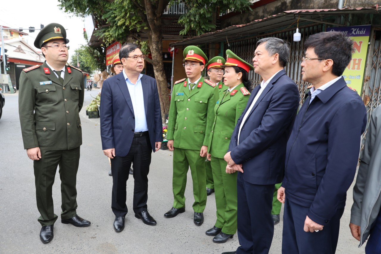 Bí thư Tỉnh ủy kiểm tra công tác tổ chức phiên chợ có một không hai trong cả nước- Ảnh 3.