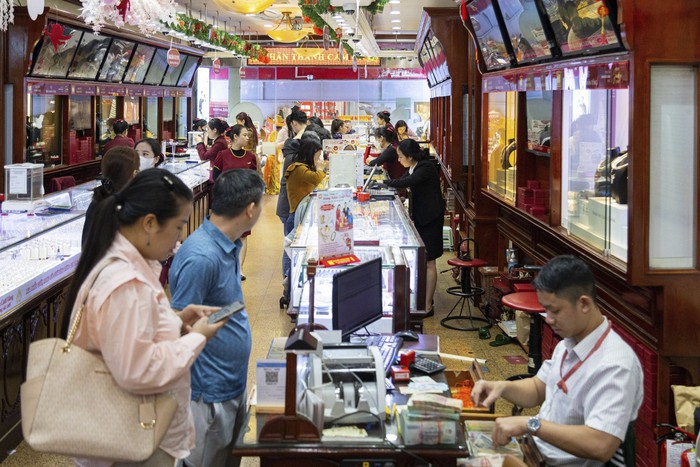 Nhân viên “bán vàng không kịp nghỉ tay” vì người dân xếp hàng mua đông nghịt trước ngày vía Thần Tài- Ảnh 1.