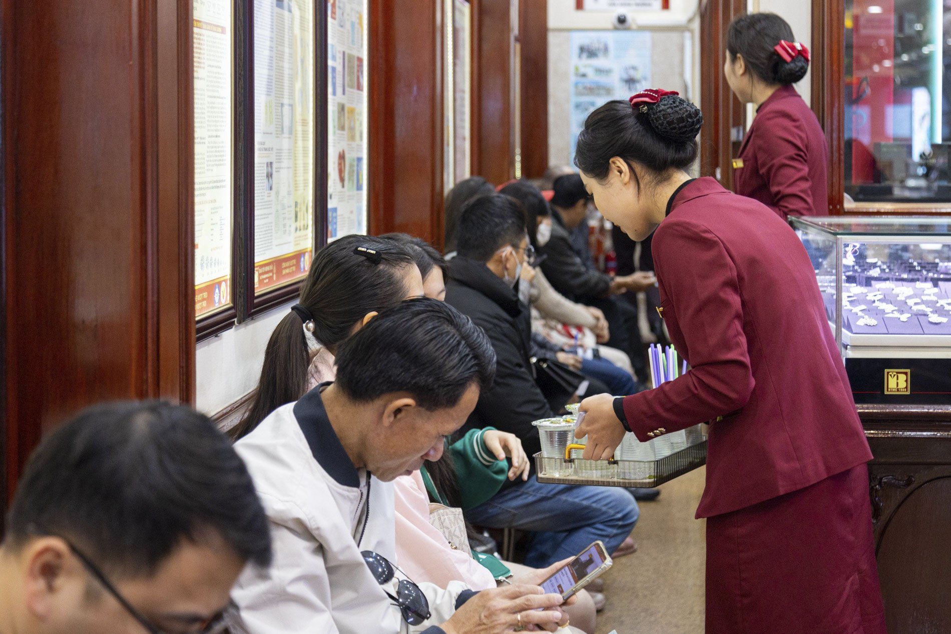 Nhân viên “bán vàng không kịp nghỉ tay” vì người dân xếp hàng mua đông nghịt trước ngày vía Thần Tài- Ảnh 6.