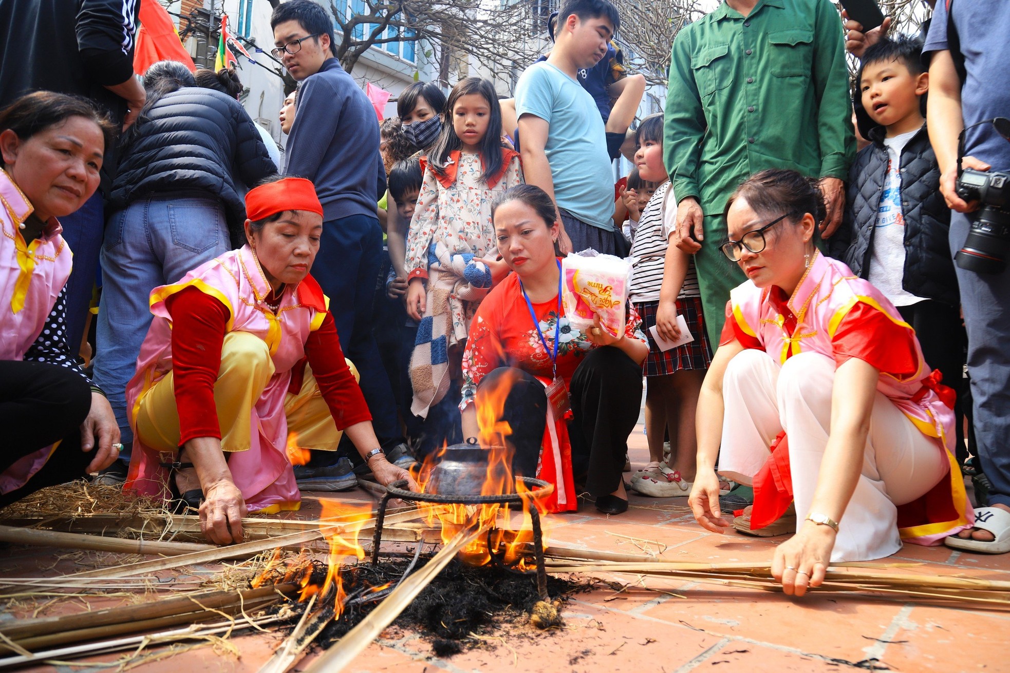 Độc đáo hội thi kéo lửa, thổi cơm làng ven đô Hà Nội- Ảnh 10.