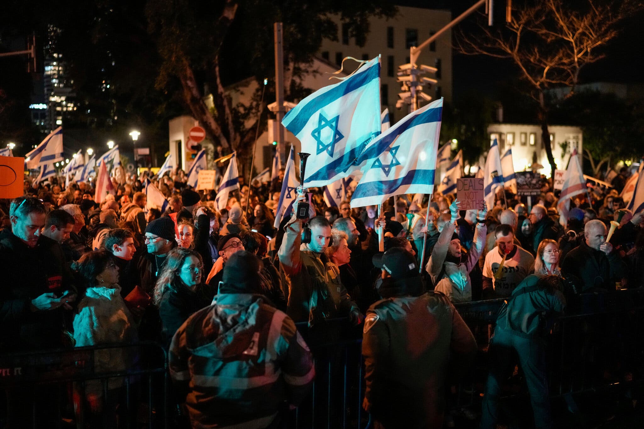 Israel: Hàng nghìn người giận dữ vây dinh Tổng thống và Thủ tướng, phá 