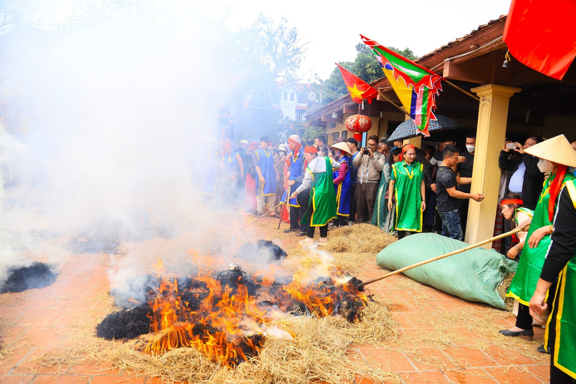 Độc đáo hội thi kéo lửa, thổi cơm làng ven đô Hà Nội- Ảnh 13.