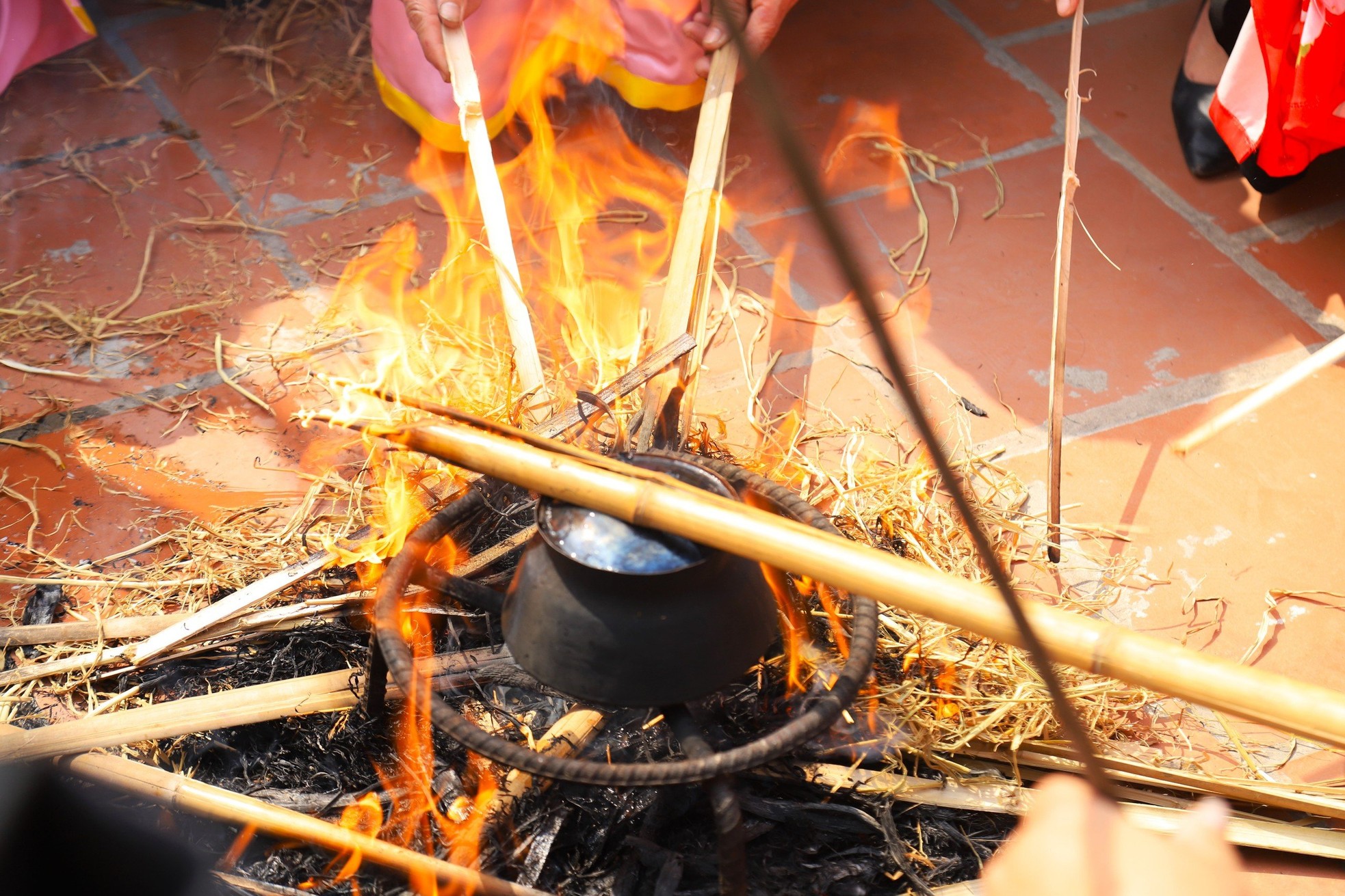 Độc đáo hội thi kéo lửa, thổi cơm làng ven đô Hà Nội- Ảnh 12.