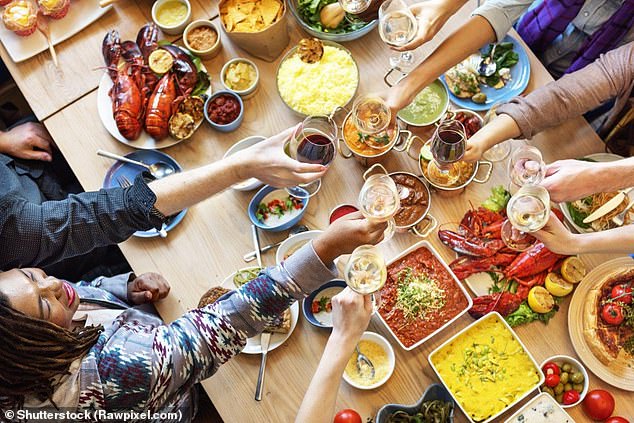 Kết hợp ăn uống và kết nối xã hội giúp tăng tuổi thọ. Ảnh: Shutterstock
