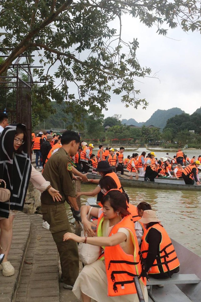 Đông hơn cả Tết: Ninh Bình mùng 9 vẫn chật cứng người, dân tình xếp hàng hơn 2 tiếng để xuống đò vào Tràng An- Ảnh 17.