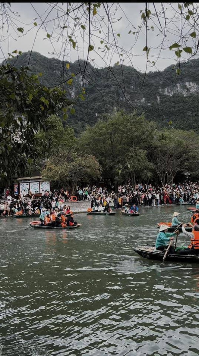 Đông hơn cả Tết: Ninh Bình mùng 9 vẫn chật cứng người, dân tình xếp hàng hơn 2 tiếng để xuống đò vào Tràng An- Ảnh 16.