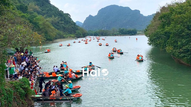 Đông hơn cả Tết: Ninh Bình mùng 9 vẫn chật cứng người, dân tình xếp hàng hơn 2 tiếng để xuống đò vào Tràng An- Ảnh 18.