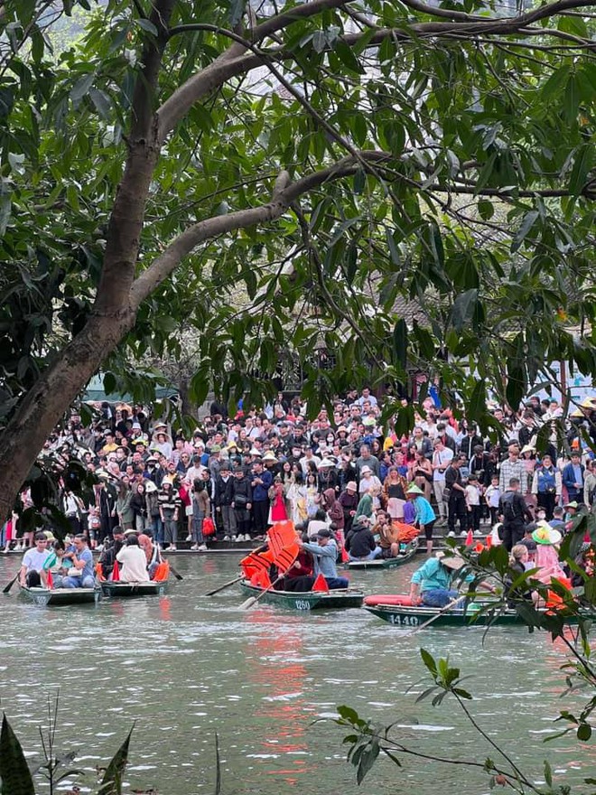 Đông hơn cả Tết: Ninh Bình mùng 9 vẫn chật cứng người, dân tình xếp hàng hơn 2 tiếng để xuống đò vào Tràng An- Ảnh 15.