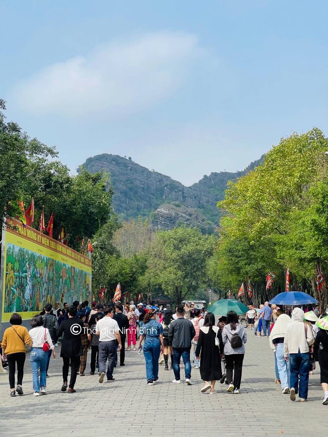 Đông hơn cả Tết: Ninh Bình mùng 9 vẫn chật cứng người, dân tình xếp hàng hơn 2 tiếng để xuống đò vào Tràng An- Ảnh 31.