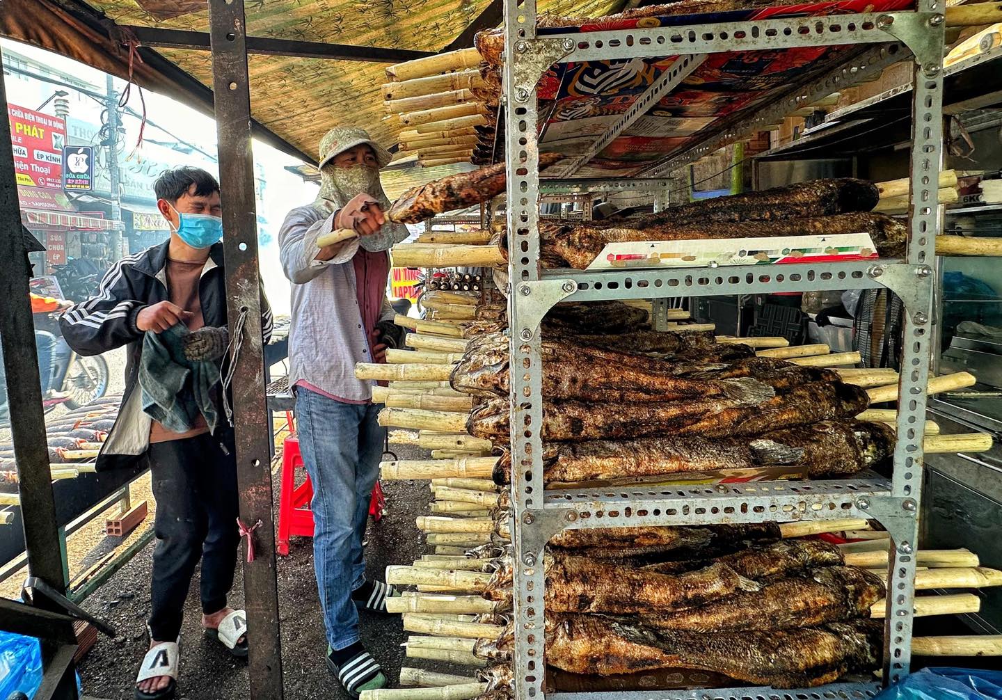 Giới trẻ cũng rủ nhau hưởng ứng ngày vía Thần Tài, tự tay nướng tôm và cá lóc nhộn nhịp- Ảnh 7.