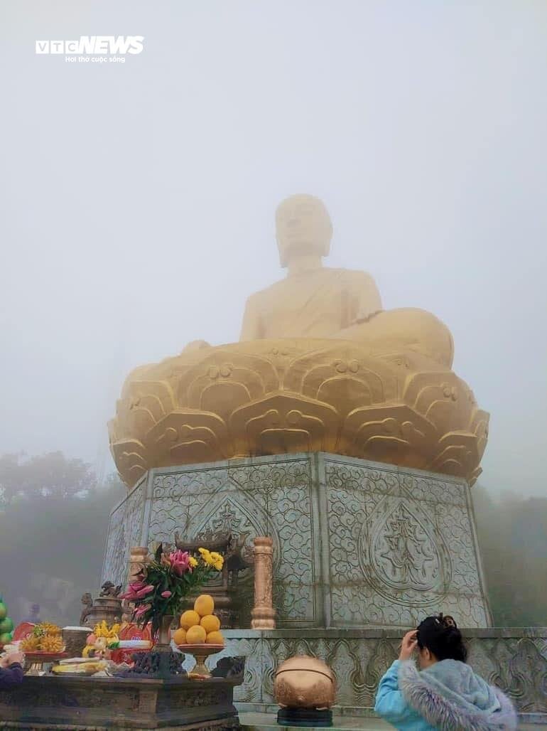 Du khách đội mưa vượt gió, dò từng bước lên chùa Đồng Yên Tử lễ Phật- Ảnh 8.