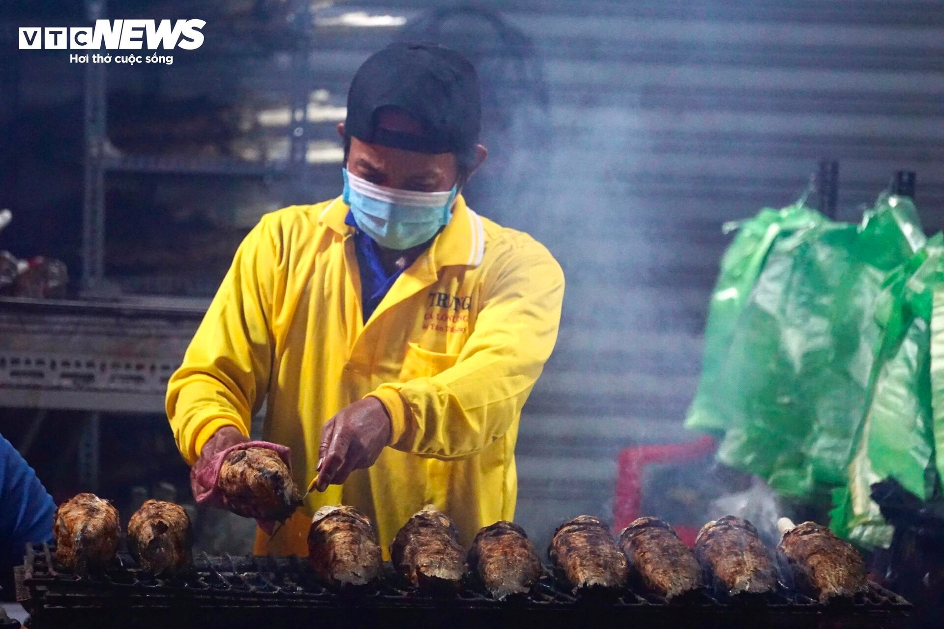 Quán vỉa hè thuê 40 người xuyên đêm nướng 4 tấn cá lóc bán ngày vía Thần Tài- Ảnh 7.
