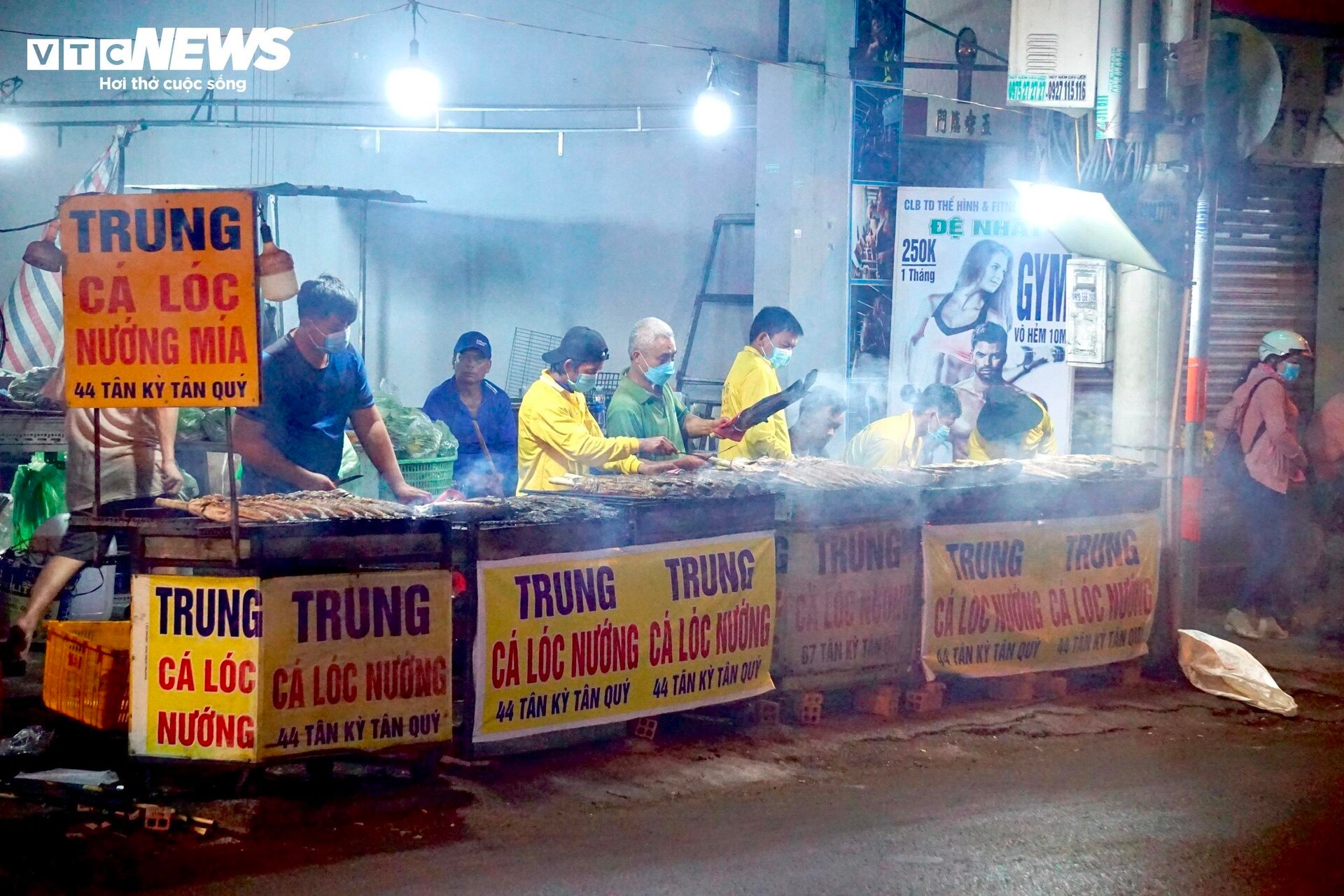 Quán vỉa hè thuê 40 người xuyên đêm nướng 4 tấn cá lóc bán ngày vía Thần Tài- Ảnh 1.