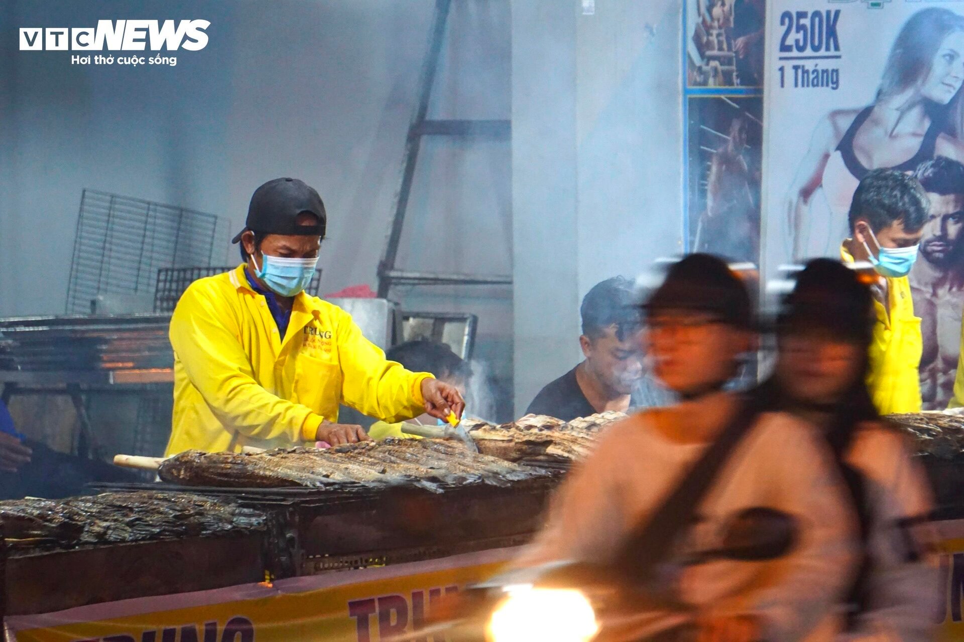Quán vỉa hè thuê 40 người xuyên đêm nướng 4 tấn cá lóc bán ngày vía Thần Tài- Ảnh 5.